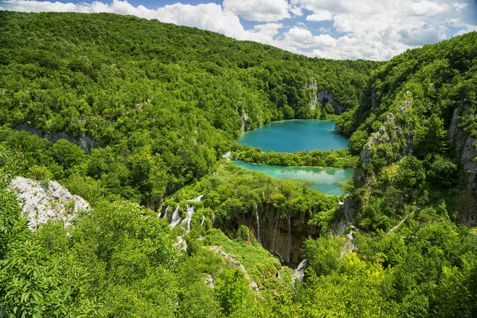 Обои национальный парк Плитвицкие озера озеро в лесу голубое озеро на рабочий стол