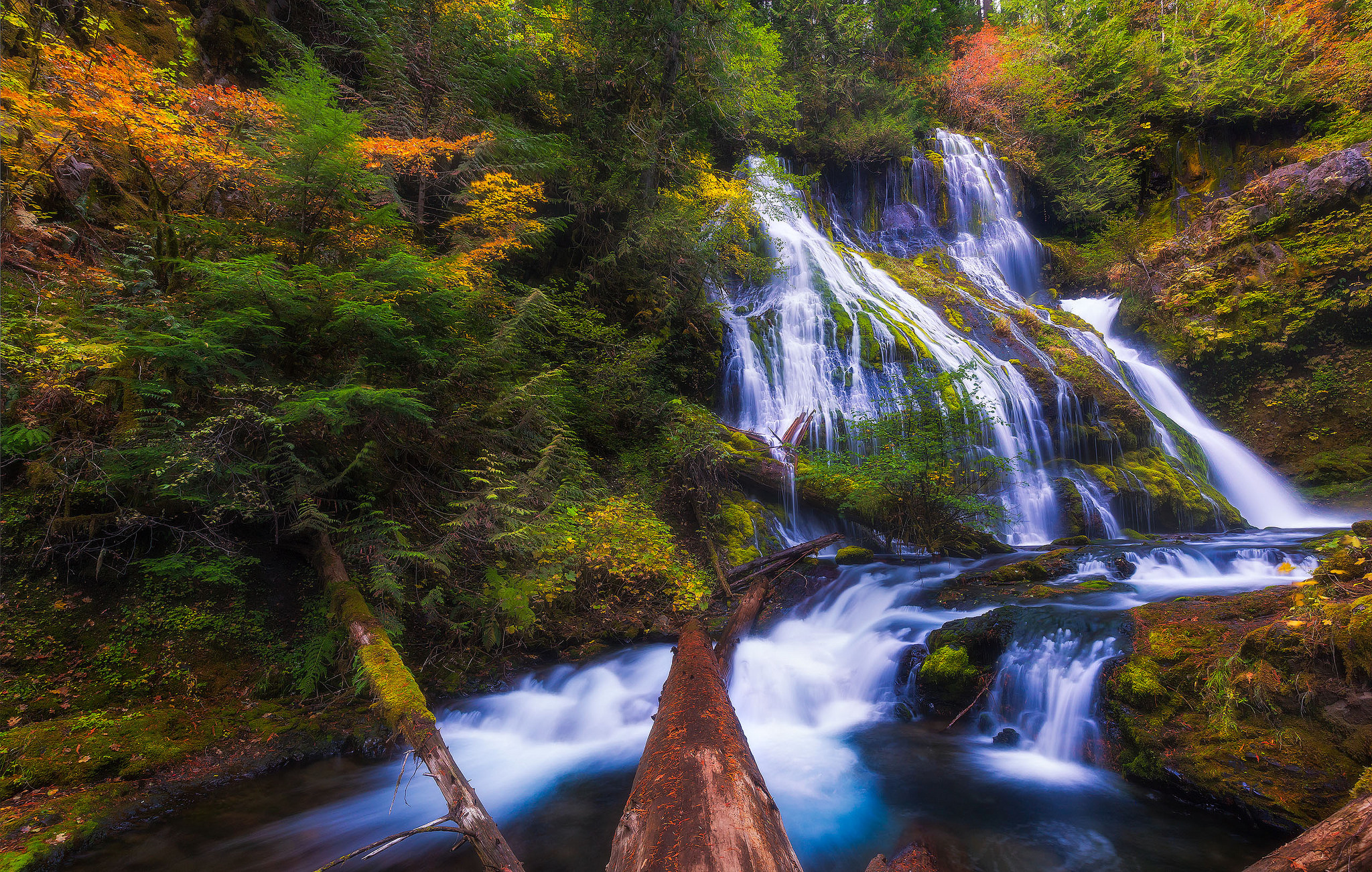 Бесплатное фото Ручей и водопад