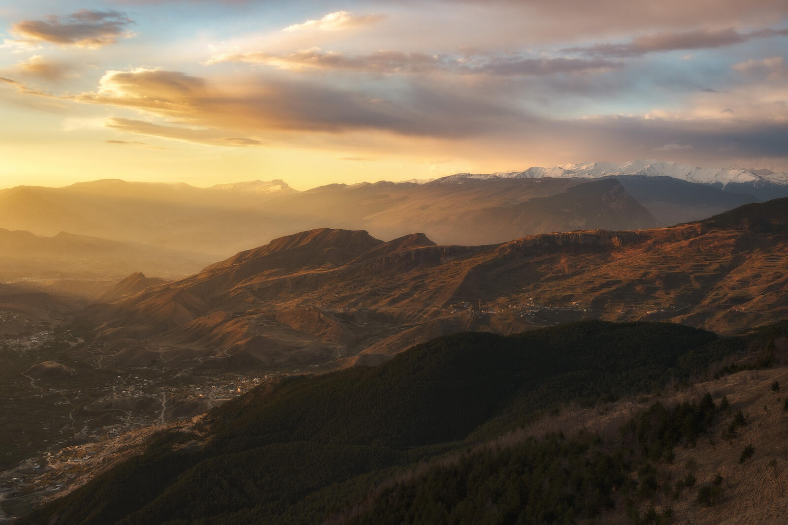 免费照片在高加索山脉的黎明