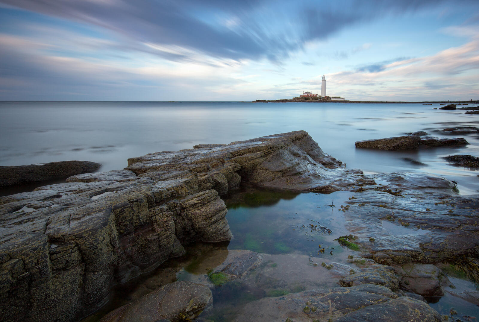 Free photo Lighthouse and rocky shore