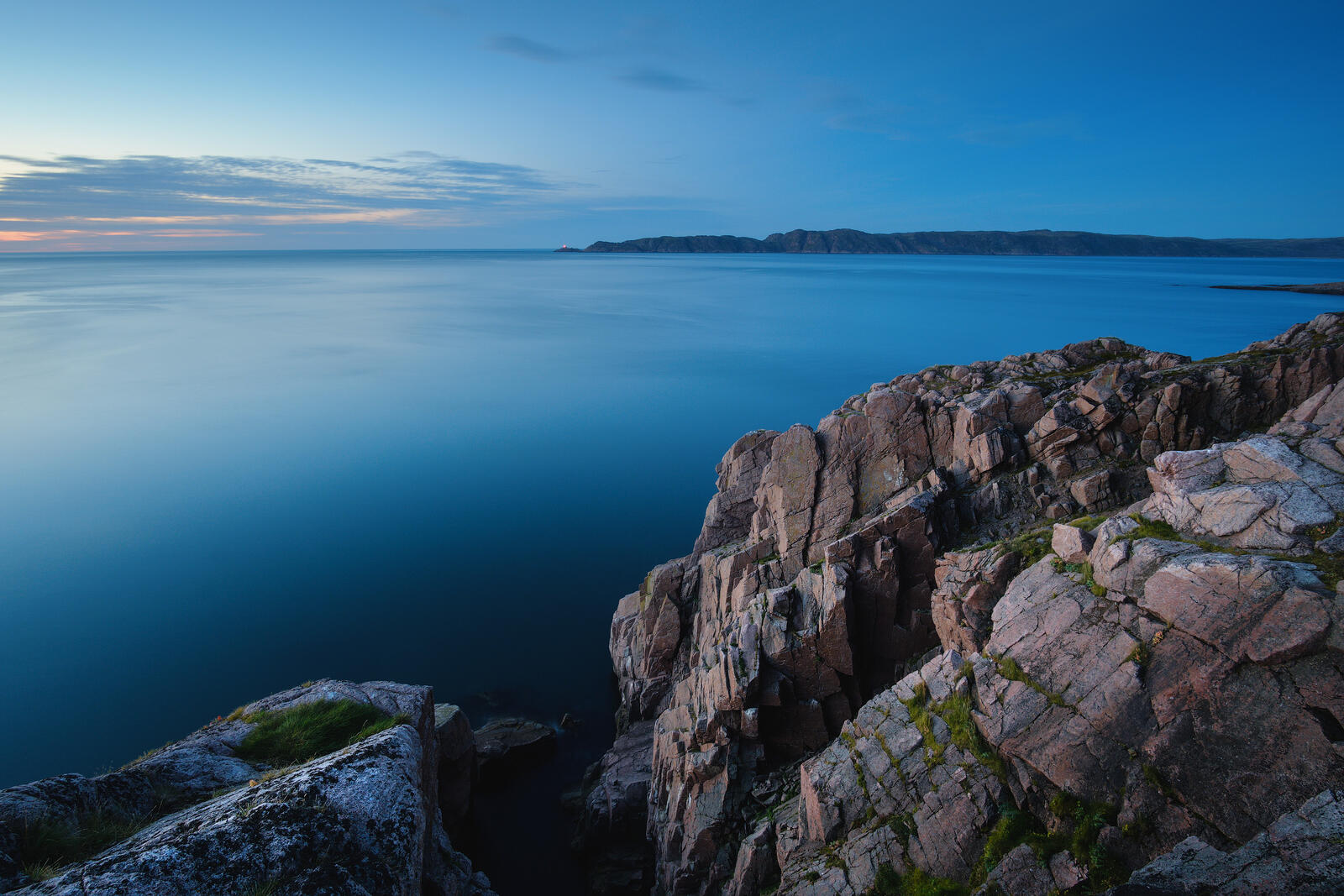 Free photo A rocky shore of the Barents Sea