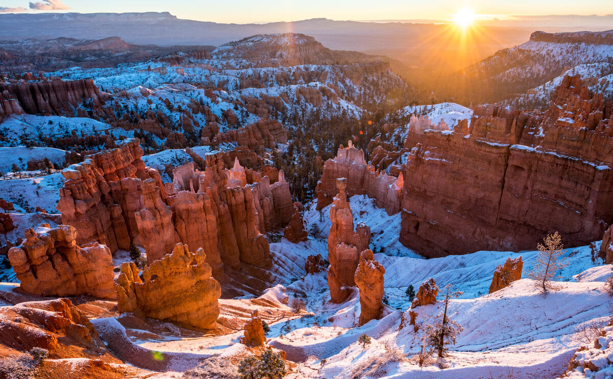 Зимний пейзаж на восходе солнца · фото бесплатное
