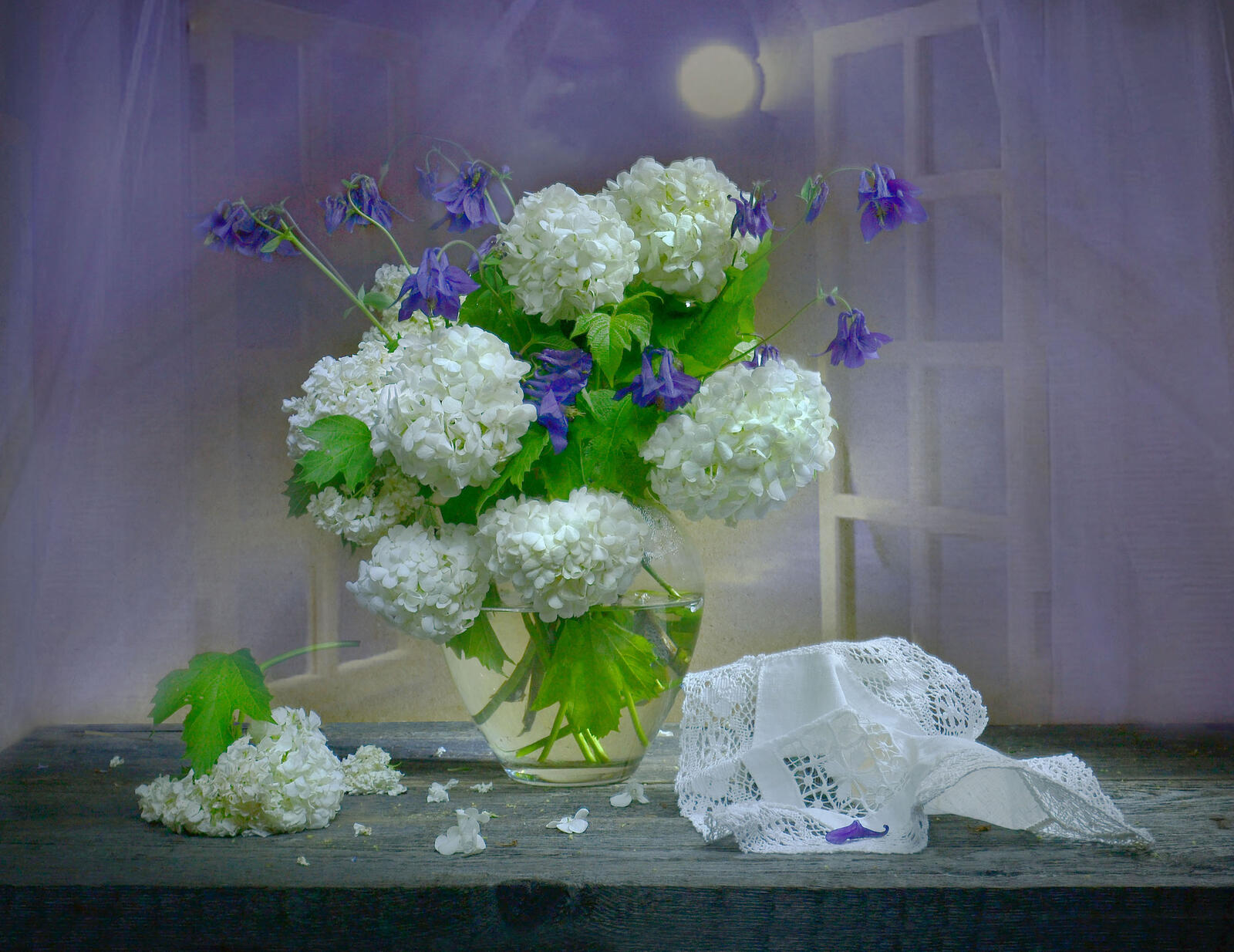 Обои белые цветы на месте жизни ваза на рабочий стол