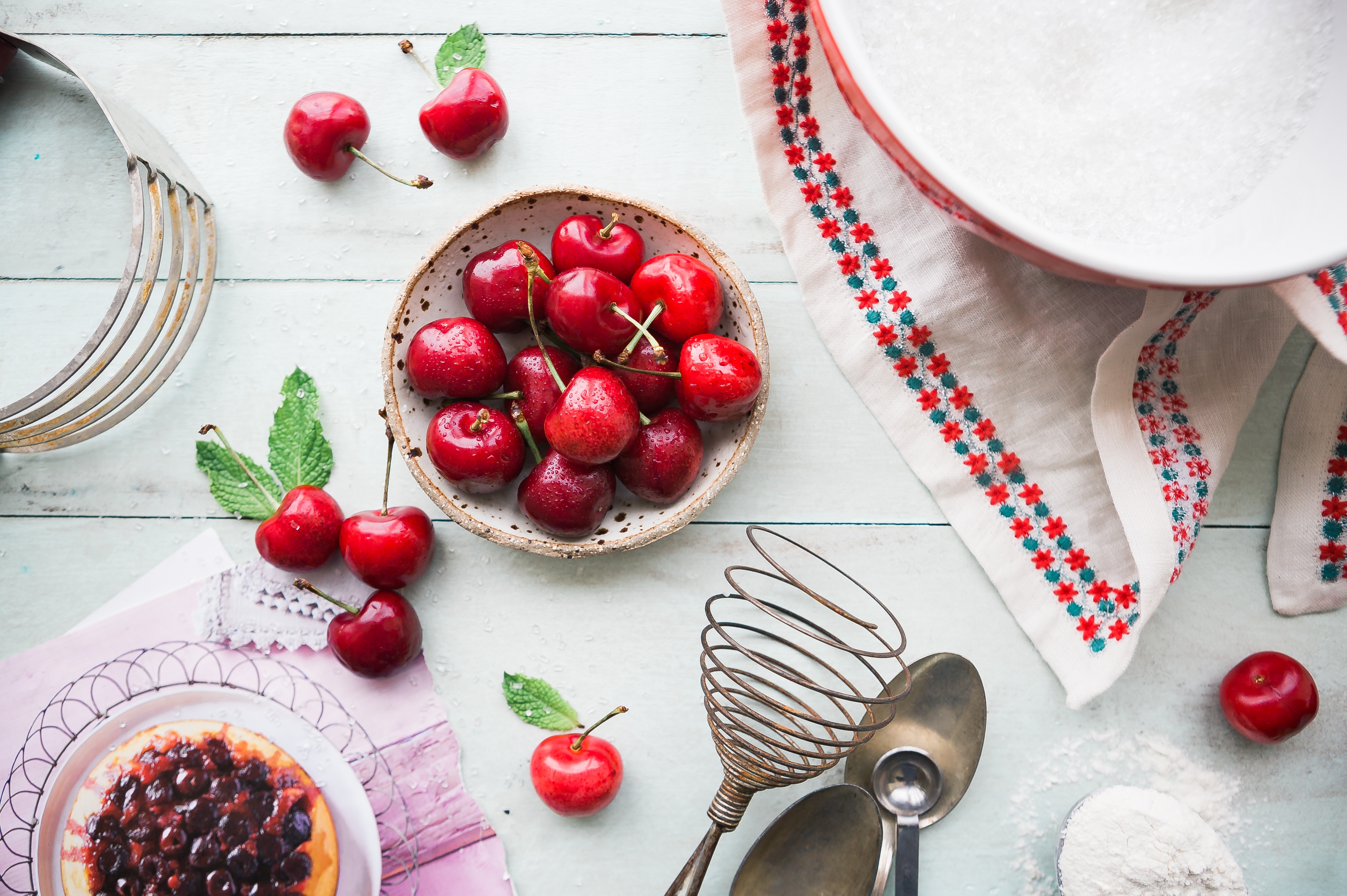 Photo free cherries, fruit plate, fruit