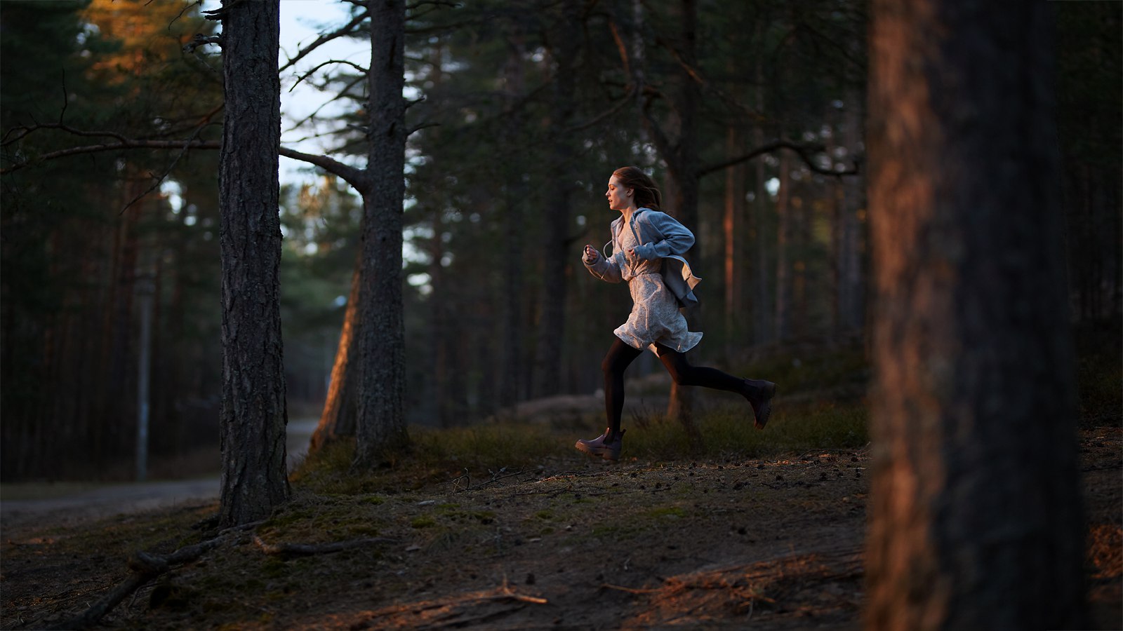 Девушка бежит в лесу