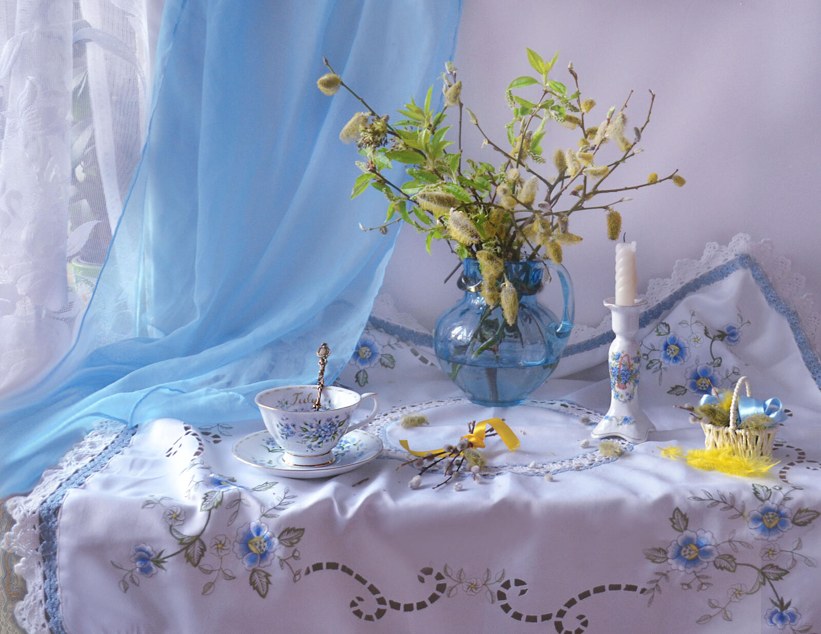 Бесплатное фото Веточки вербы в прозрачной голубой вазе