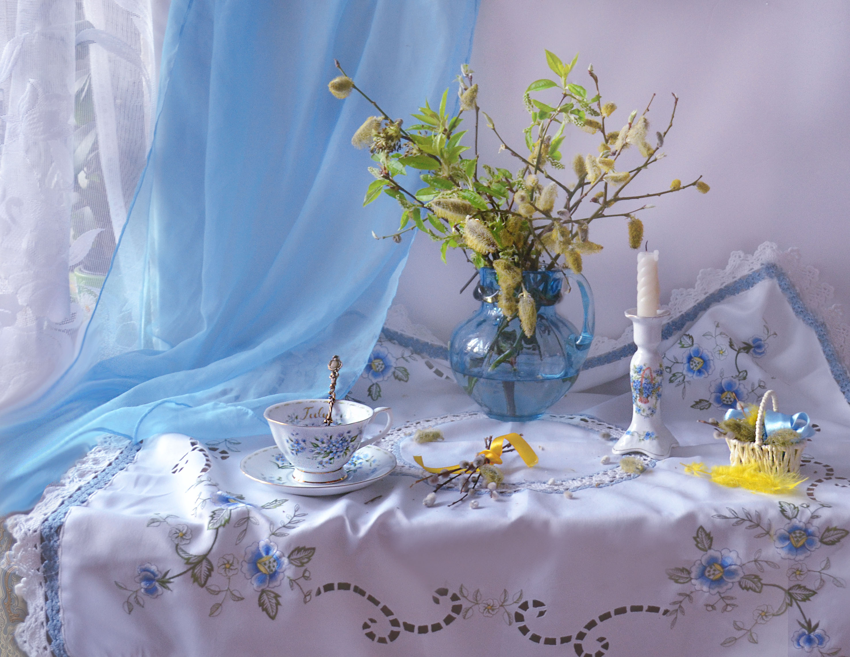 免费照片蓝色透明花瓶中的柳枝