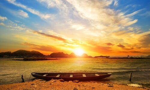 Деревянная лодка и яркое солнце