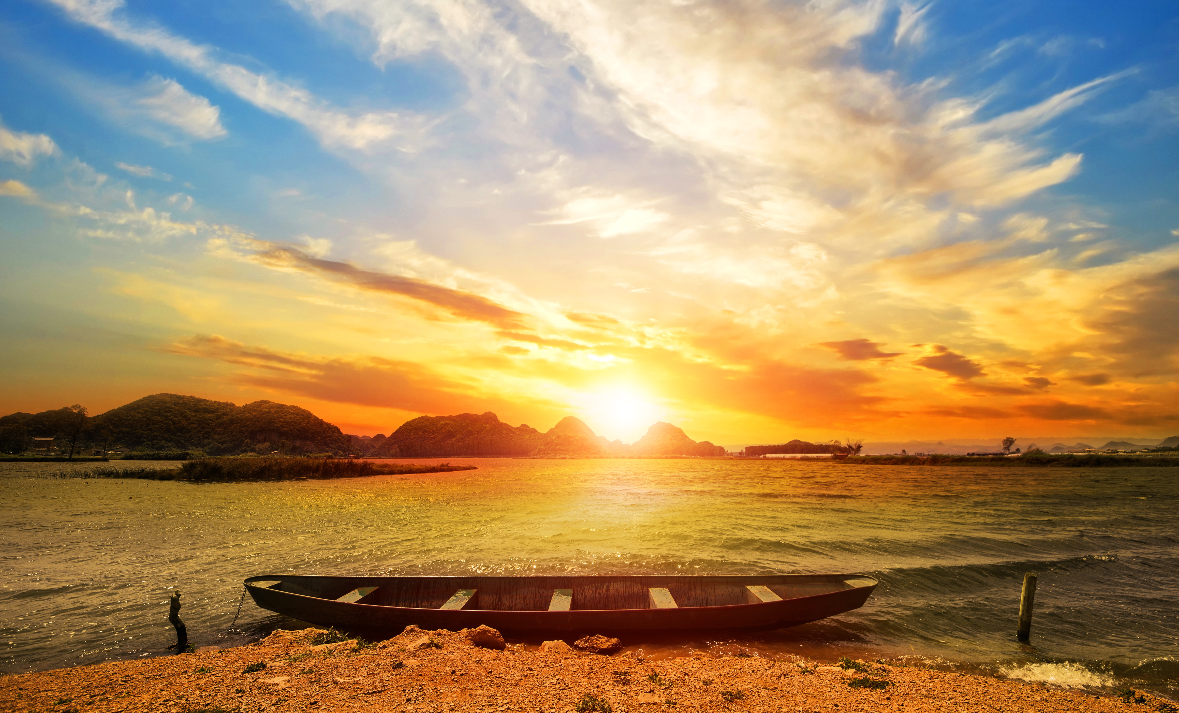 Деревянная лодка и яркое солнце · бесплатное фото