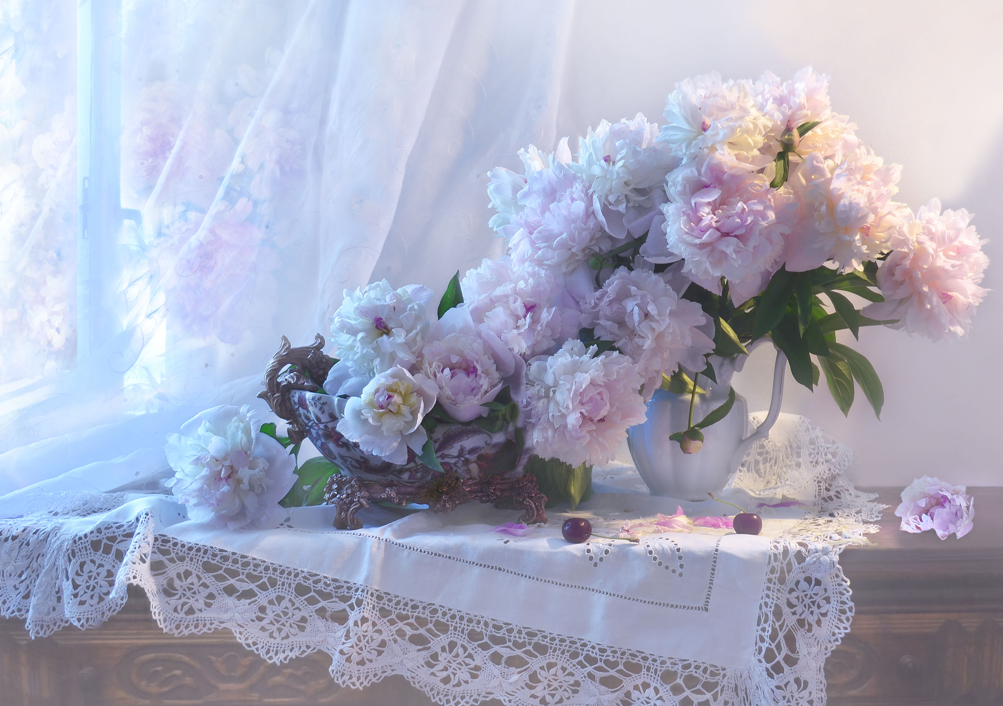 Картинка с цветами на столе. Пионы Валентины Коловой. Цветы на окне.