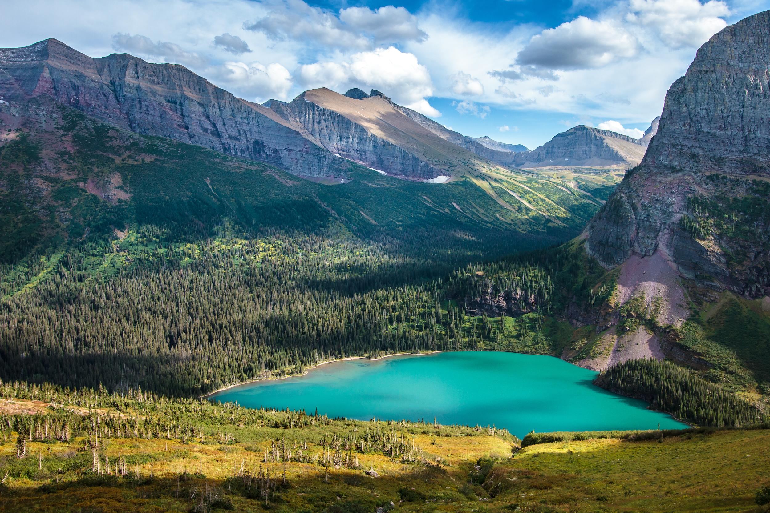 Горное озеро отличается особенной красотой. Озеро св Марии в национальном парке Глейшер Монтана. Глейшер (национальный парк, США). Глейшер (национальный парк, Канада). Озеро Морейн.