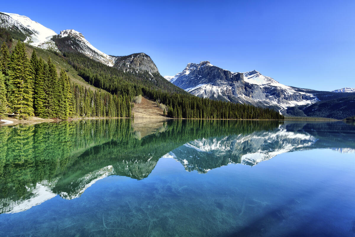Изумрудное озеро в Канаде