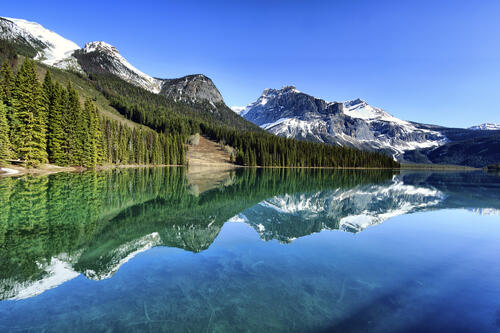 Изумрудное озеро в Канаде
