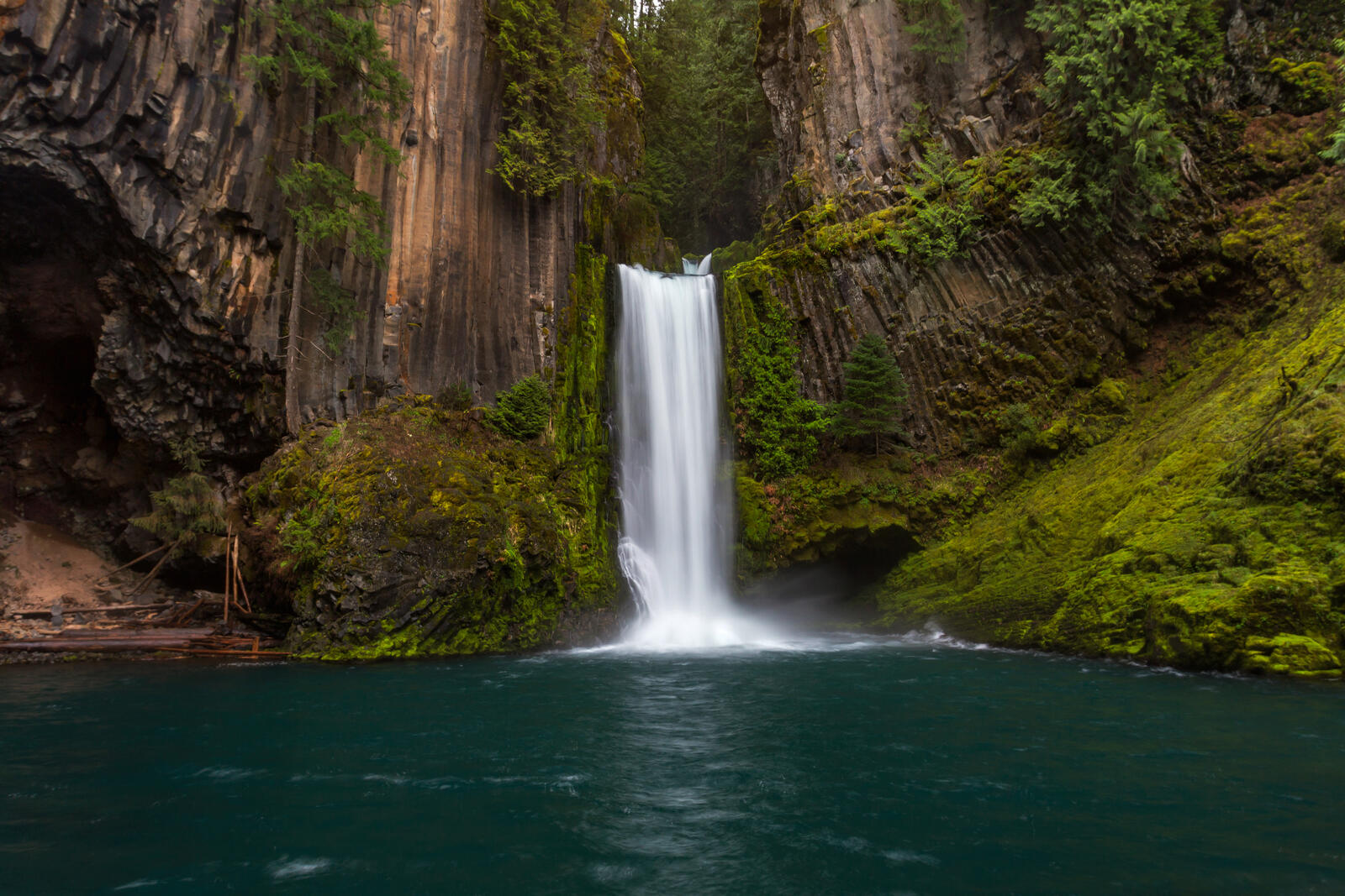 Free photo Waterfalls, lakes and cliffs