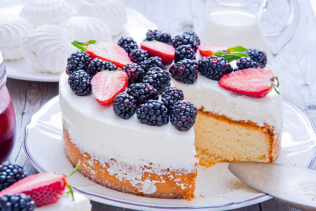Cake with blackberries and strawberries