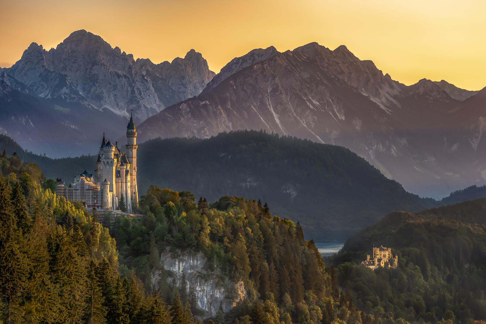Бесплатное фото Лебединый замок в горах