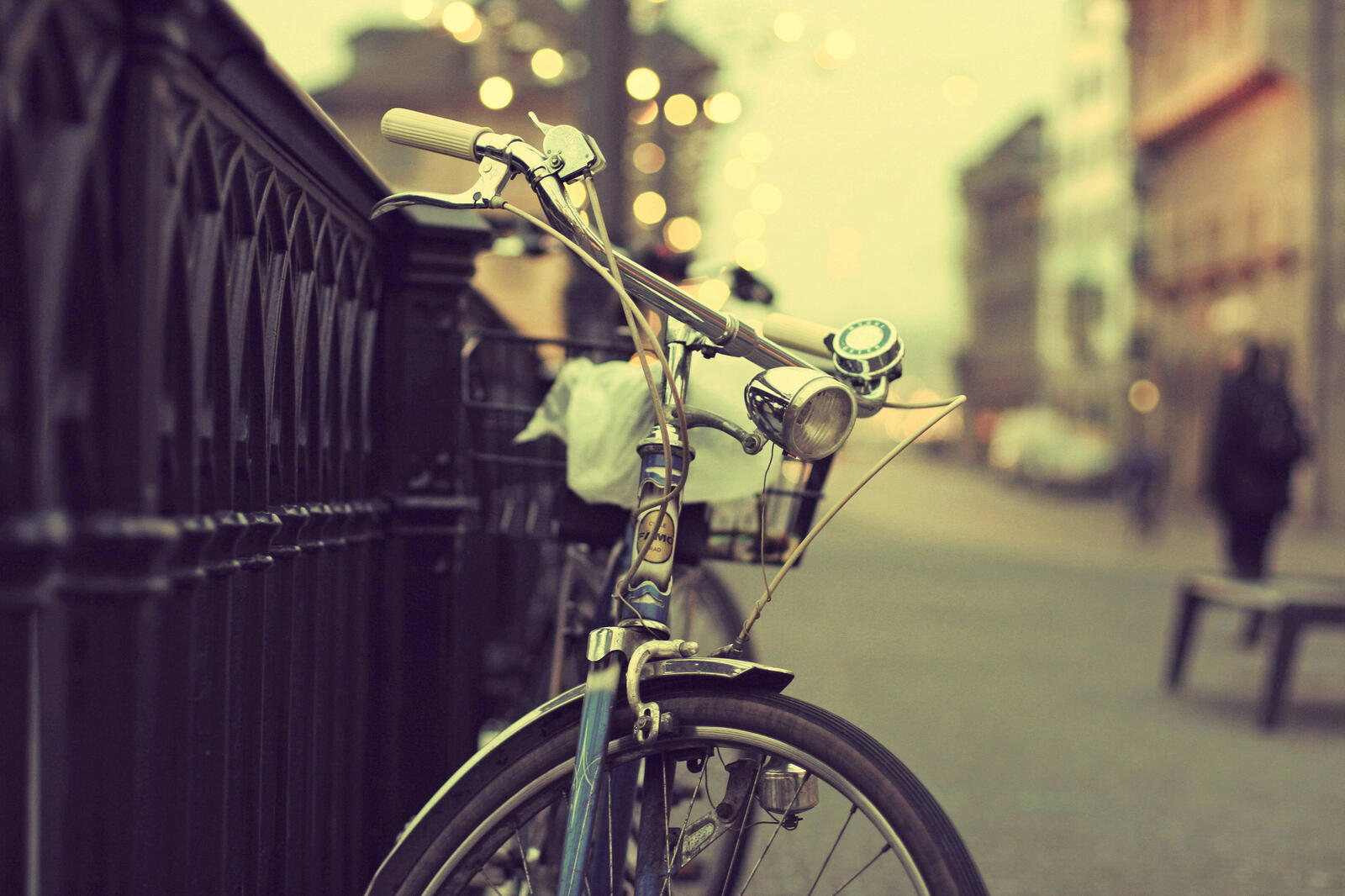 桌面上的壁纸脚踏车 模糊的背景 城市