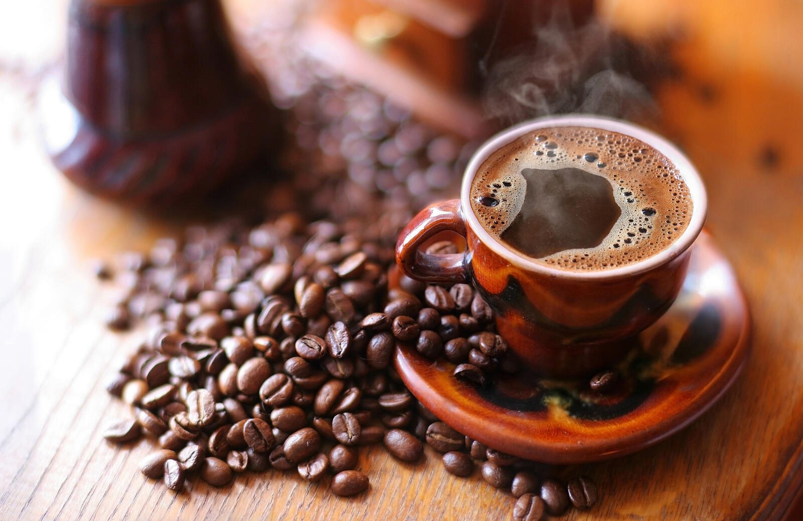 Бесплатное фото Кофе с пенкой и кофейные зёрна