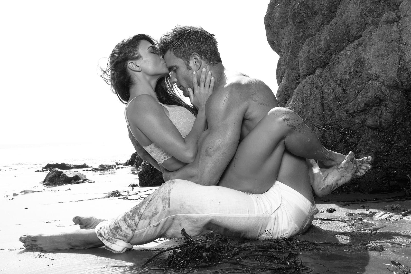 Wallpapers beach black and white love on the desktop