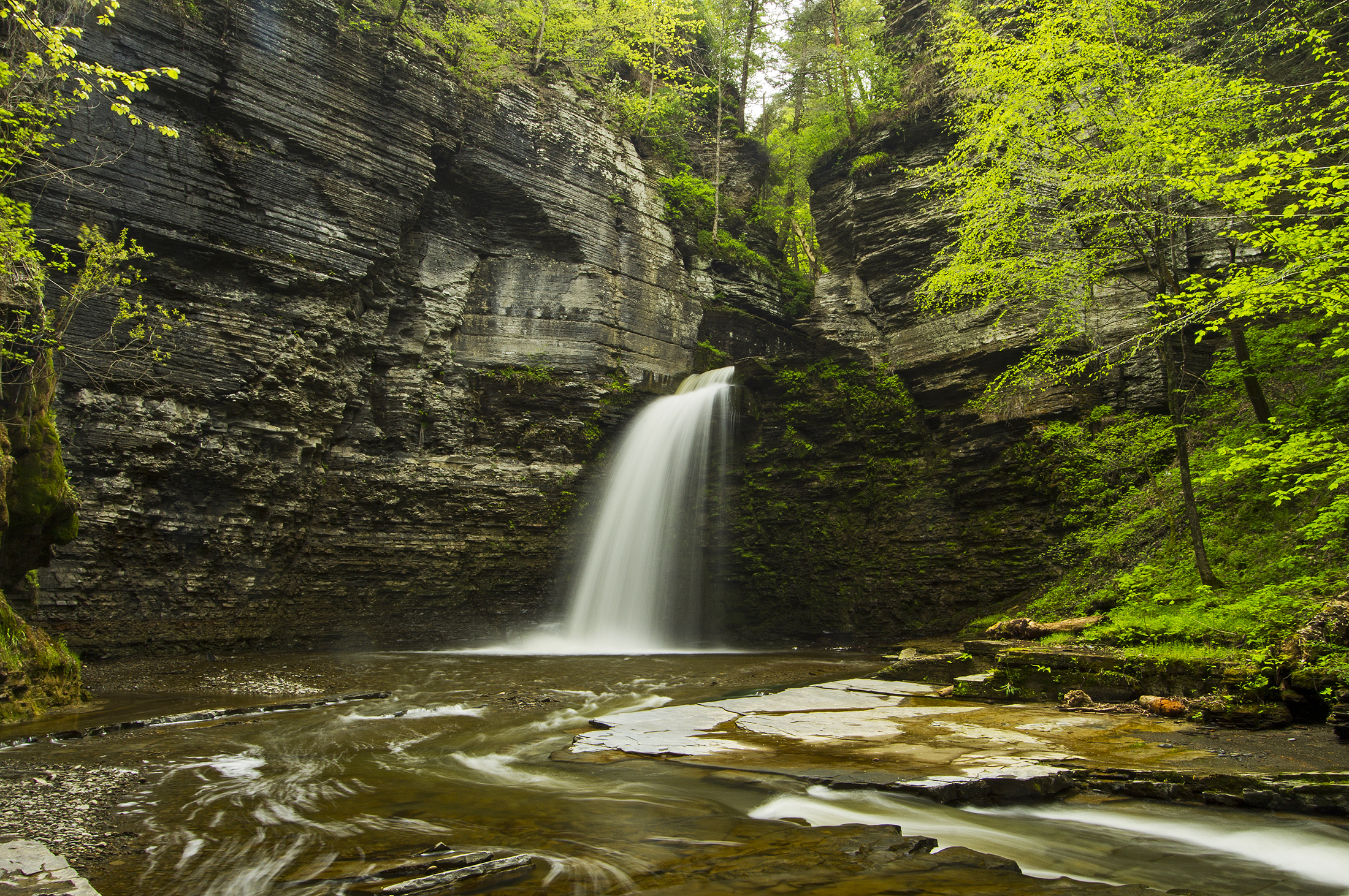 Бесплатное фото Скала и водопад