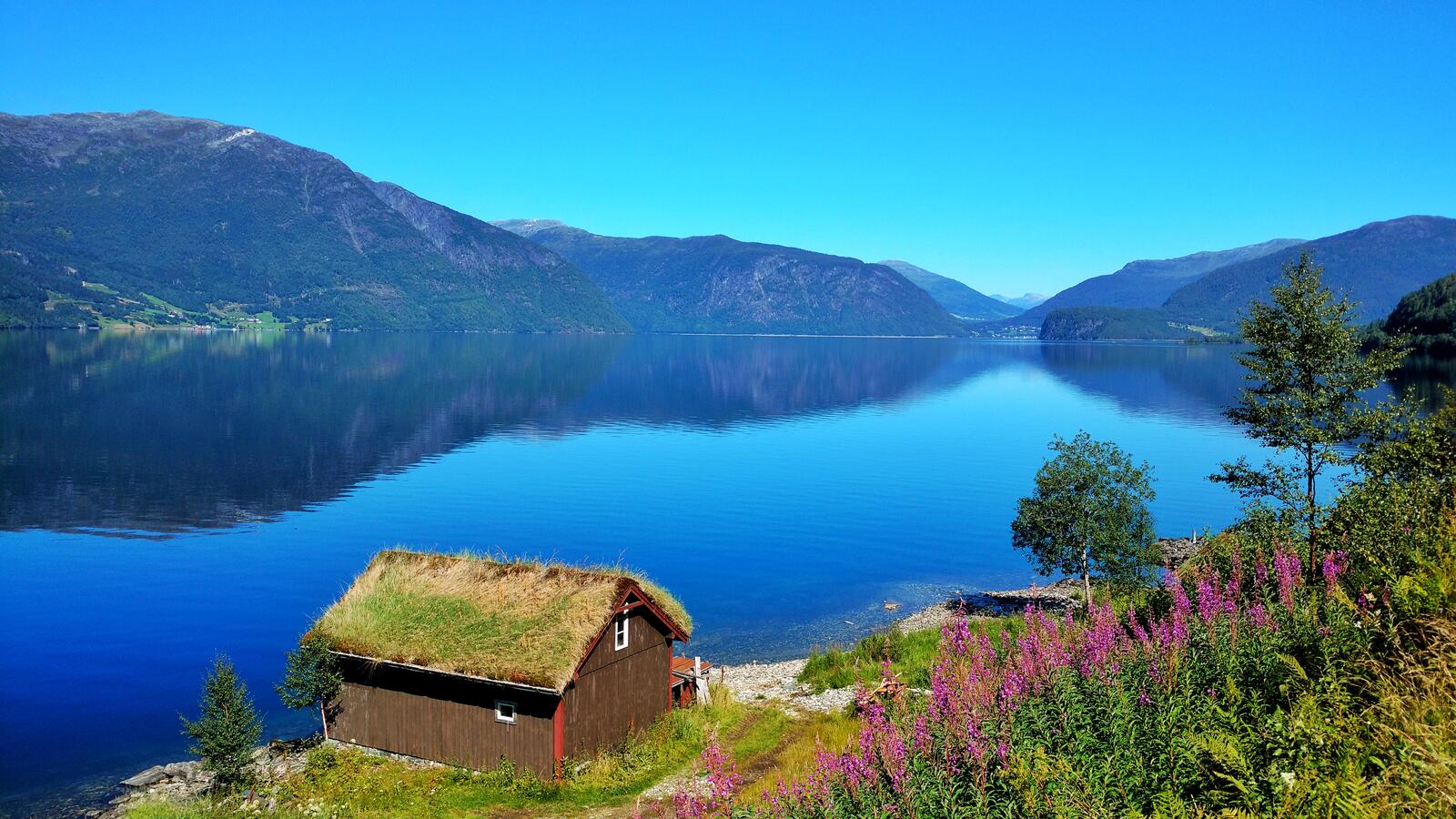 Обои Озеро Хорниндальсватнет Норвегия горы на рабочий стол