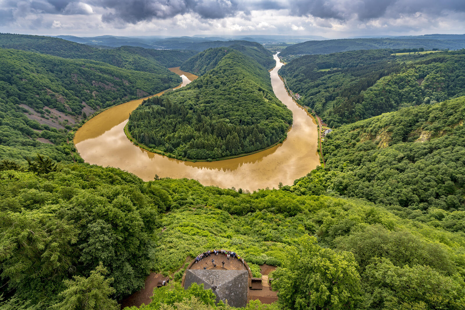 Бесплатное фото Цветущая река Саар в Германии