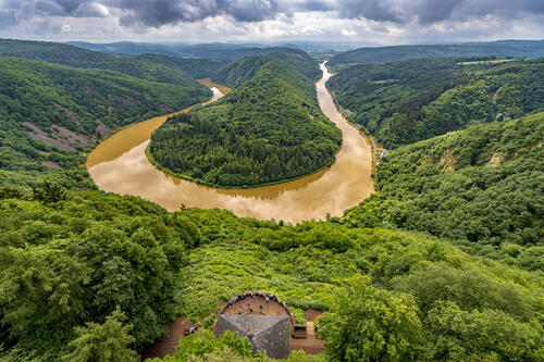 Цветущая река Саар в Германии