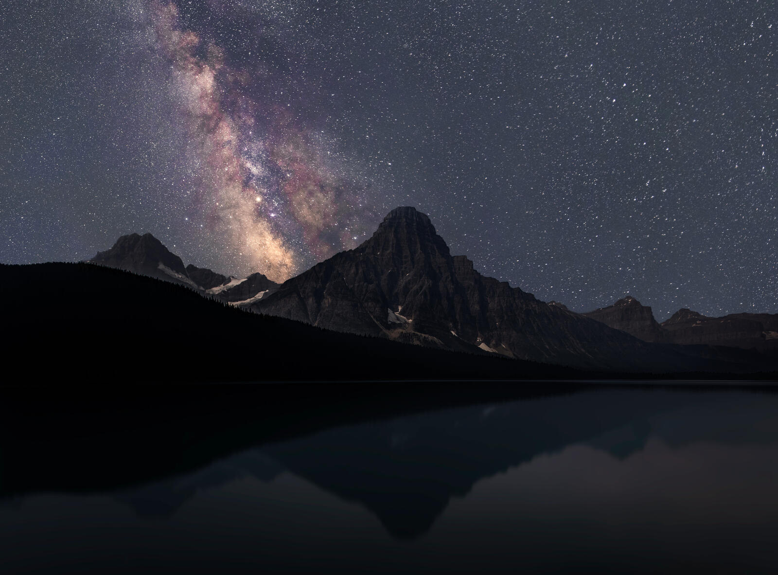 Free photo Milky Way over the silhouettes of the mountains