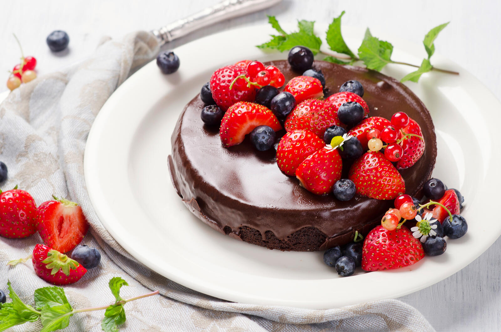 桌面上的壁纸草莓 巧克力 蛋糕