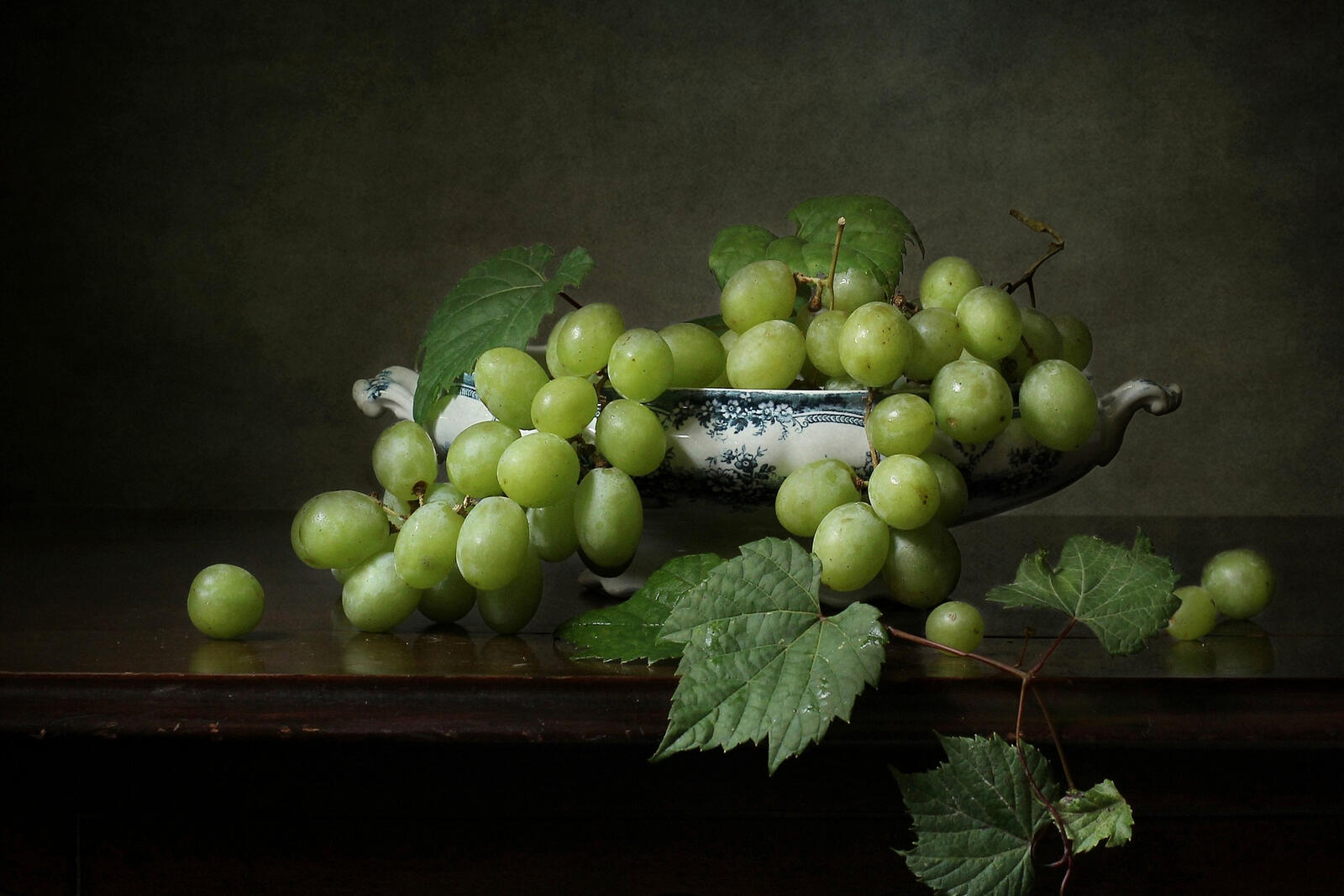 Обои фрукты натюрморт виноград на рабочий стол