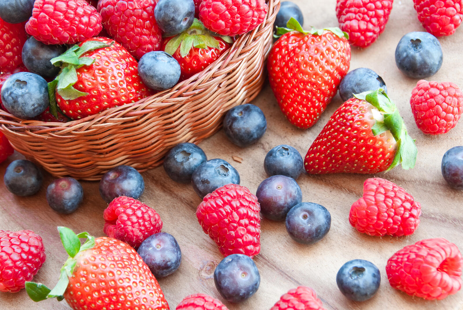 Wallpapers basket summer berries strawberries on the desktop