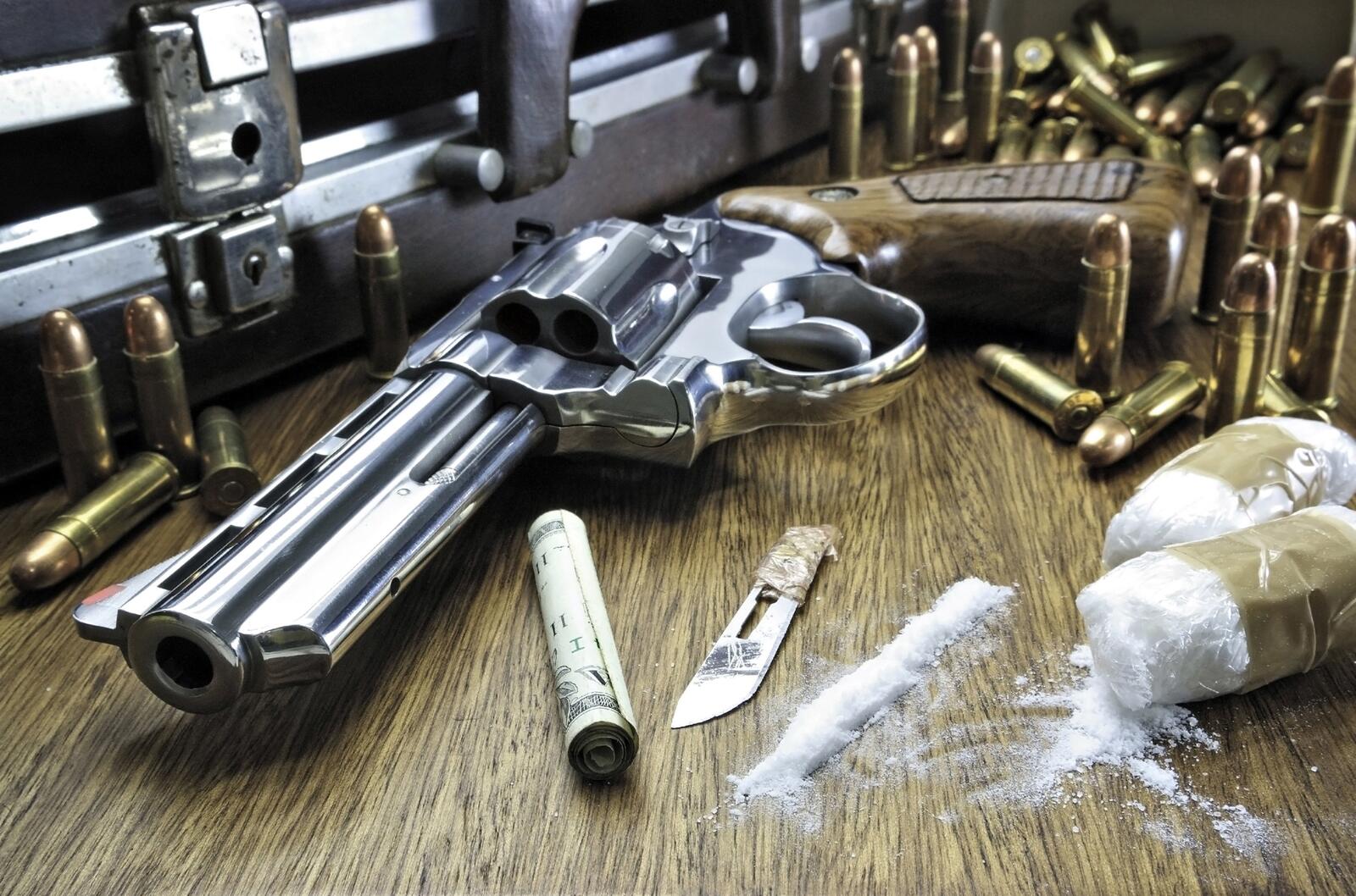 Бесплатное фото Револьвер и патроны на столе
