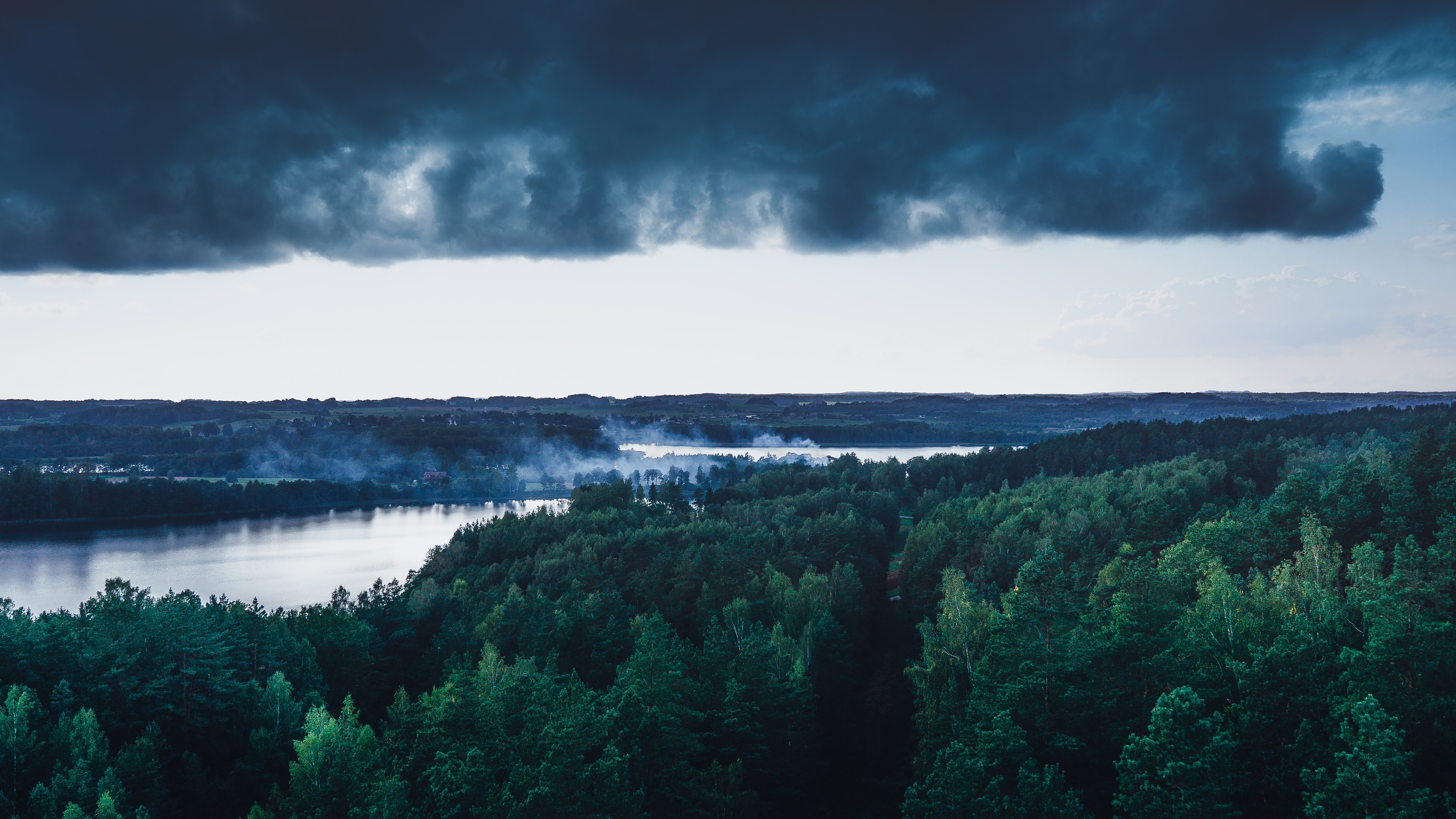 Обои Литва озеро темные облака на рабочий стол