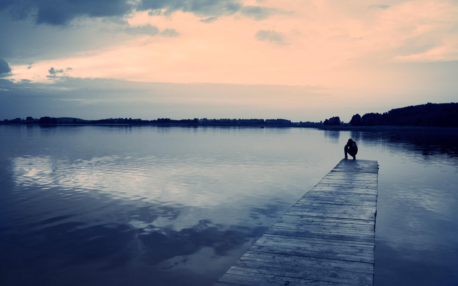 Вблизи края воды. Люди на причале. Пристань на озере. Человек на Пристани. Одинокий человек на берегу реки.