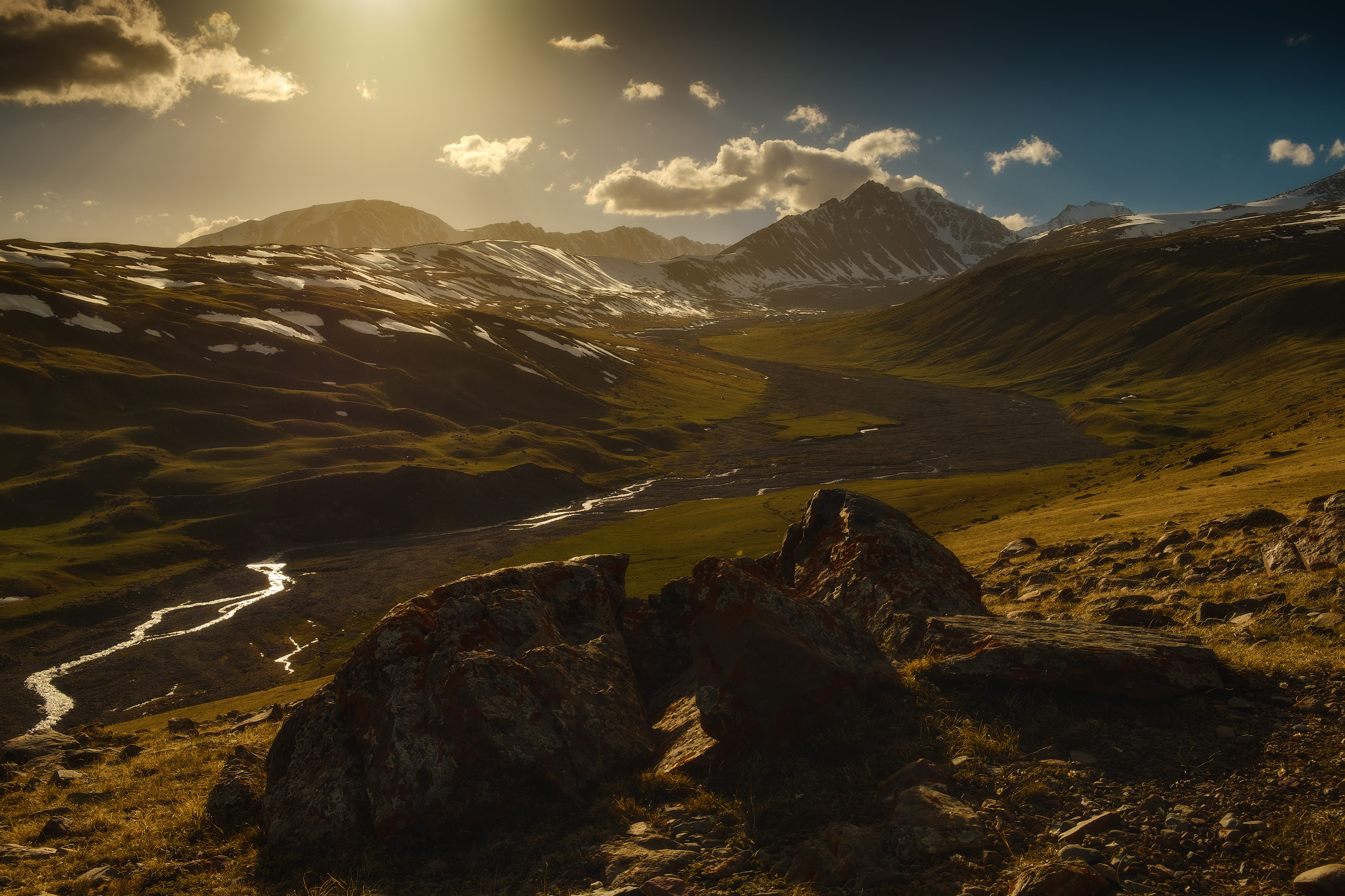 Бесплатное фото Закат на высокогорном пастбище