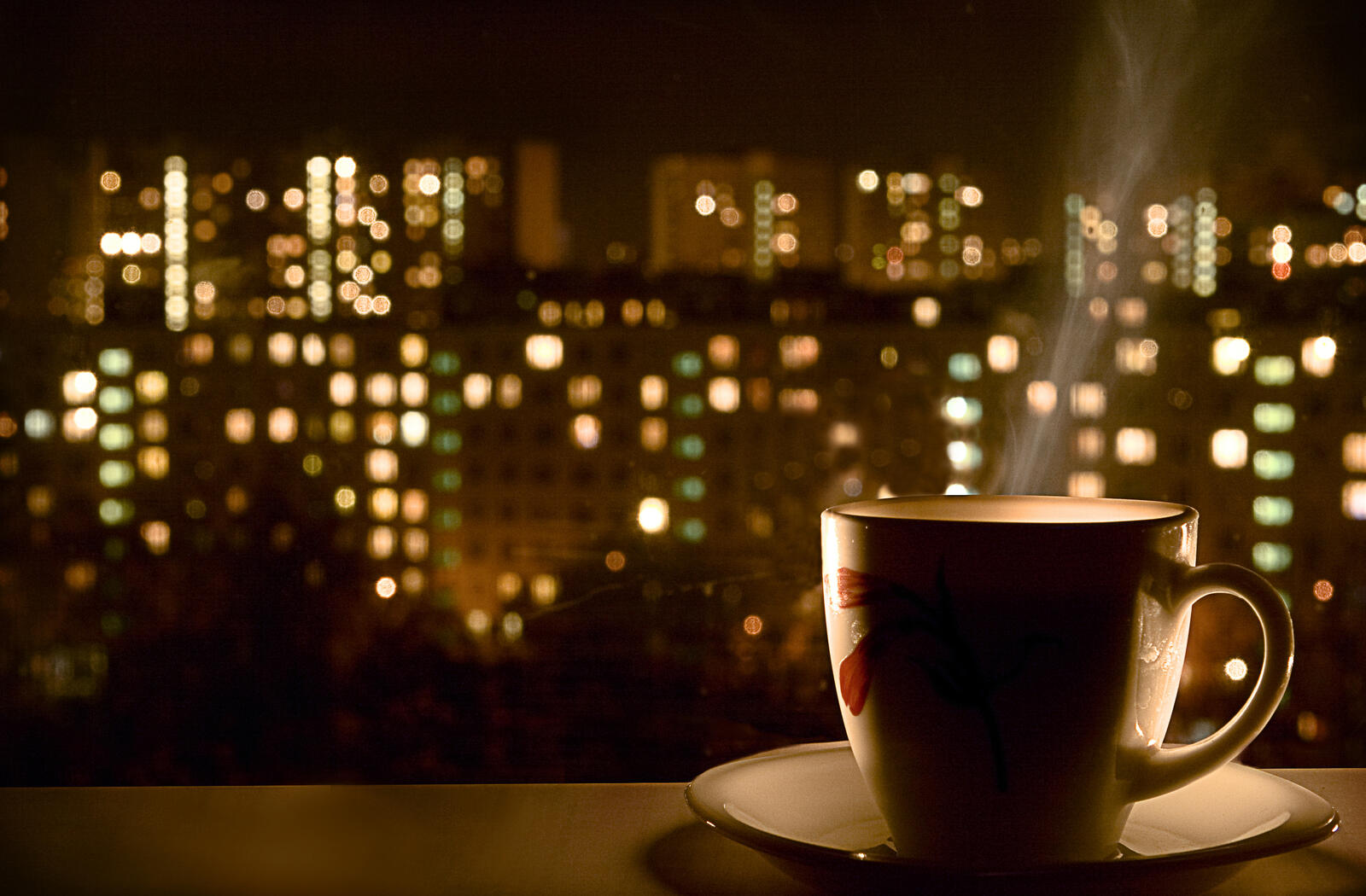 Free photo Coffee on the background of the city at night