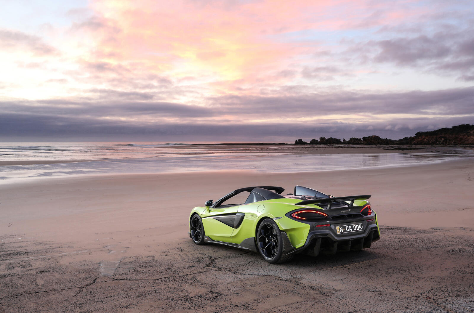 Free photo Mclaren 600lt on the beach with an open top