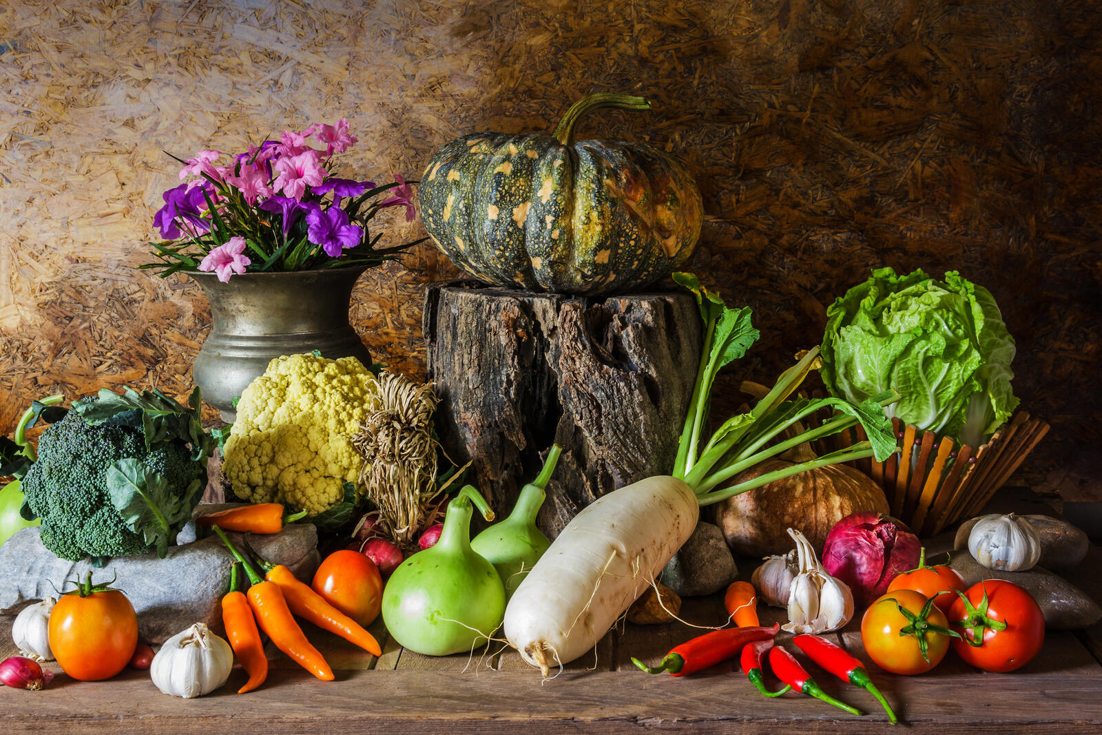 Free photo Bouquet and autumn vegetables