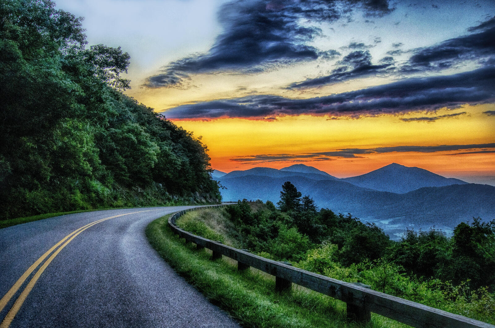 Бесплатное фото Дорога на склоне горы