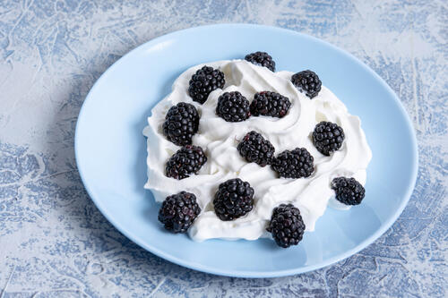 Blackberries with sour cream