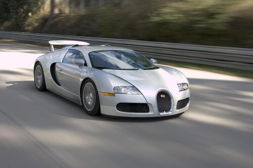 Bugatti veyron едет по спортивной трассе