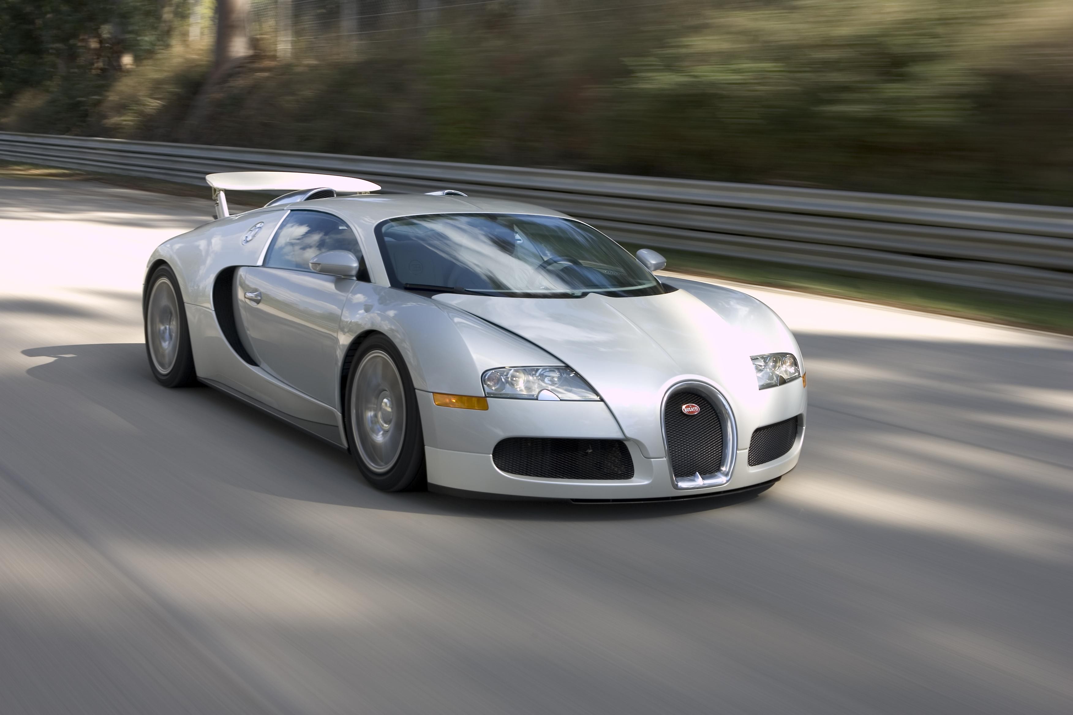 Бесплатное фото Bugatti veyron едет по спортивной трассе
