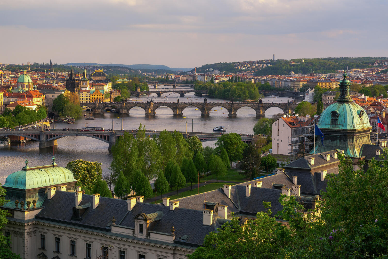 Обои Чешская Республика река крыши домов на рабочий стол