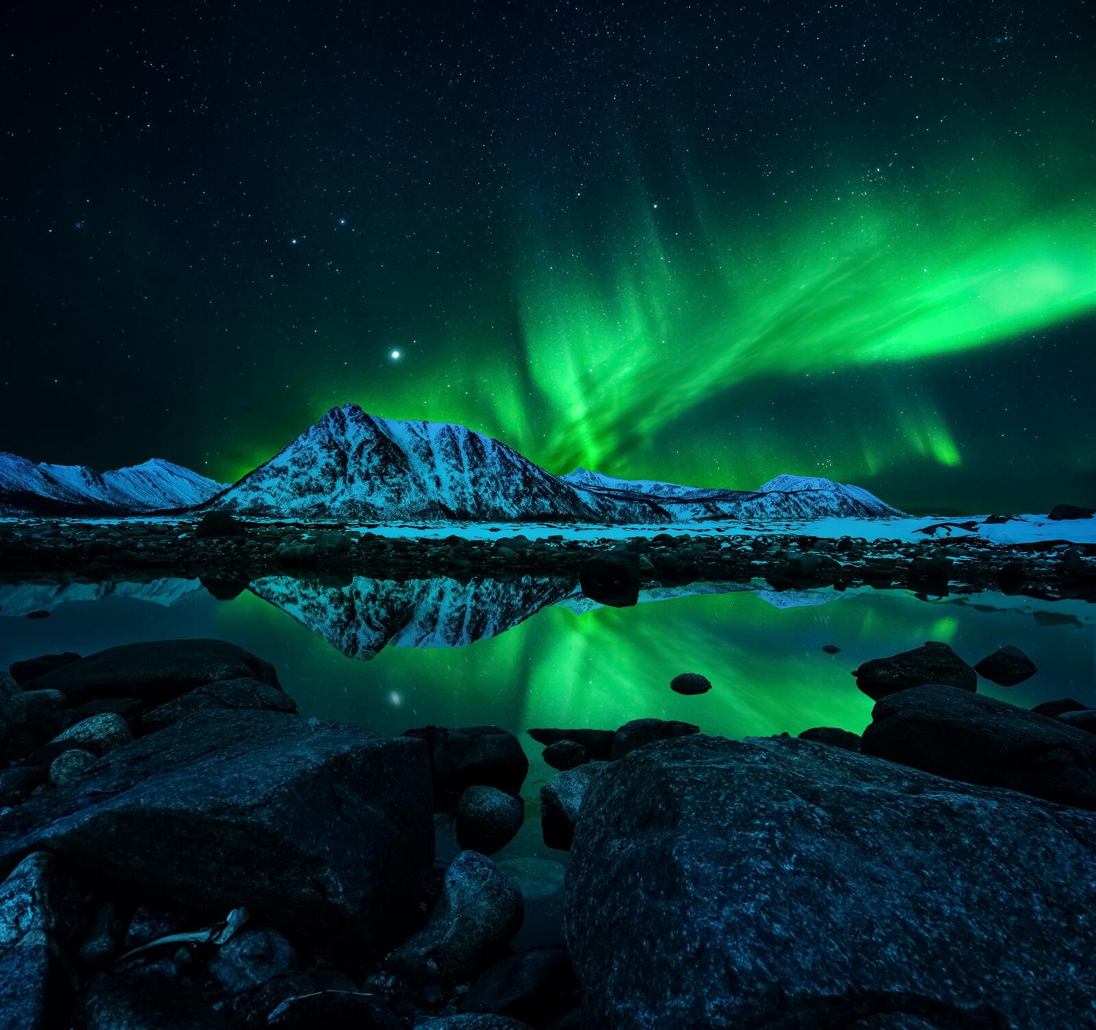 Free photo Northern lights and mountains