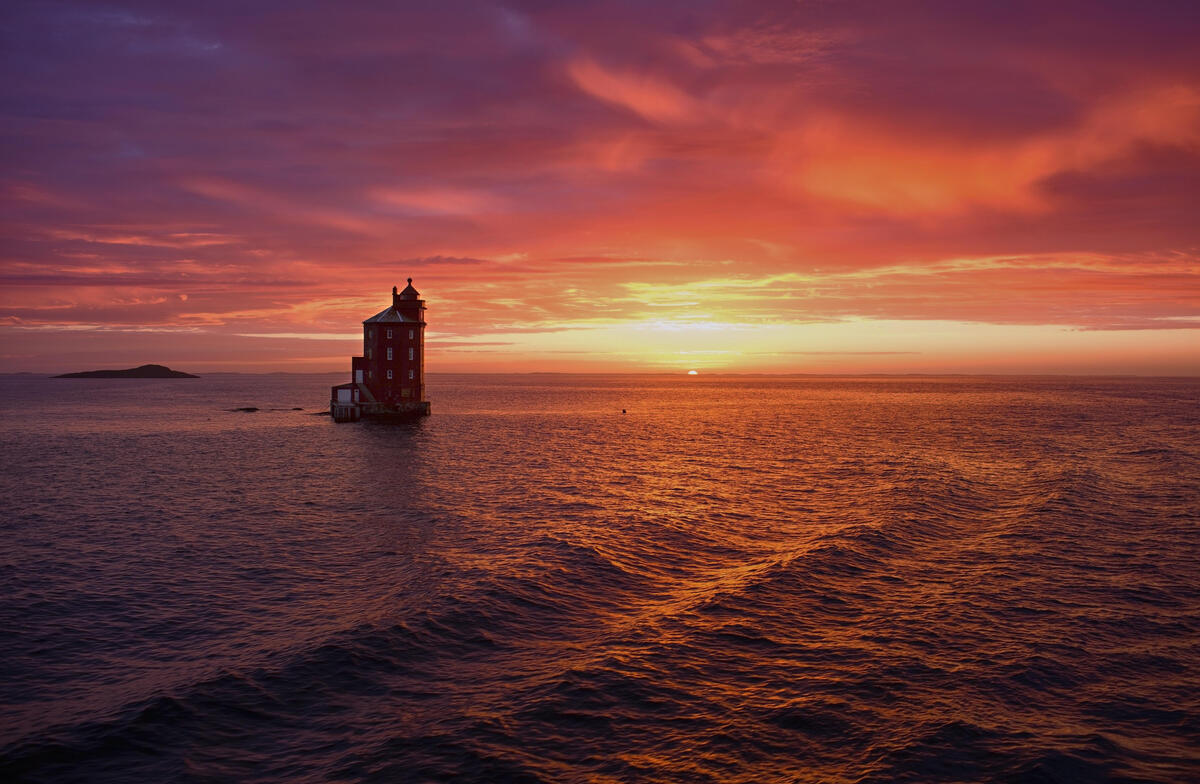 Красный маяк и вечернее море