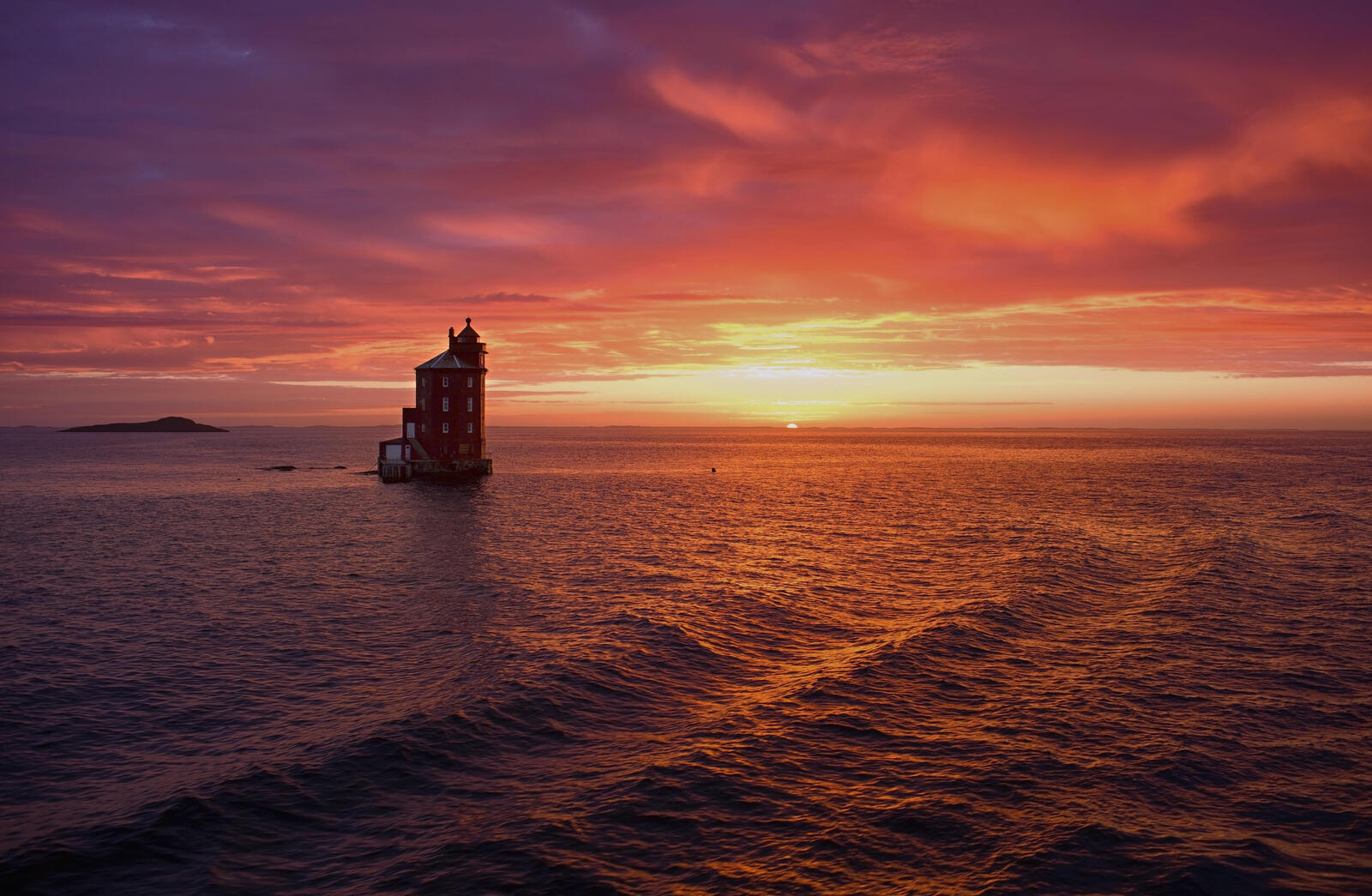 免费照片红色的灯塔和晚上的海