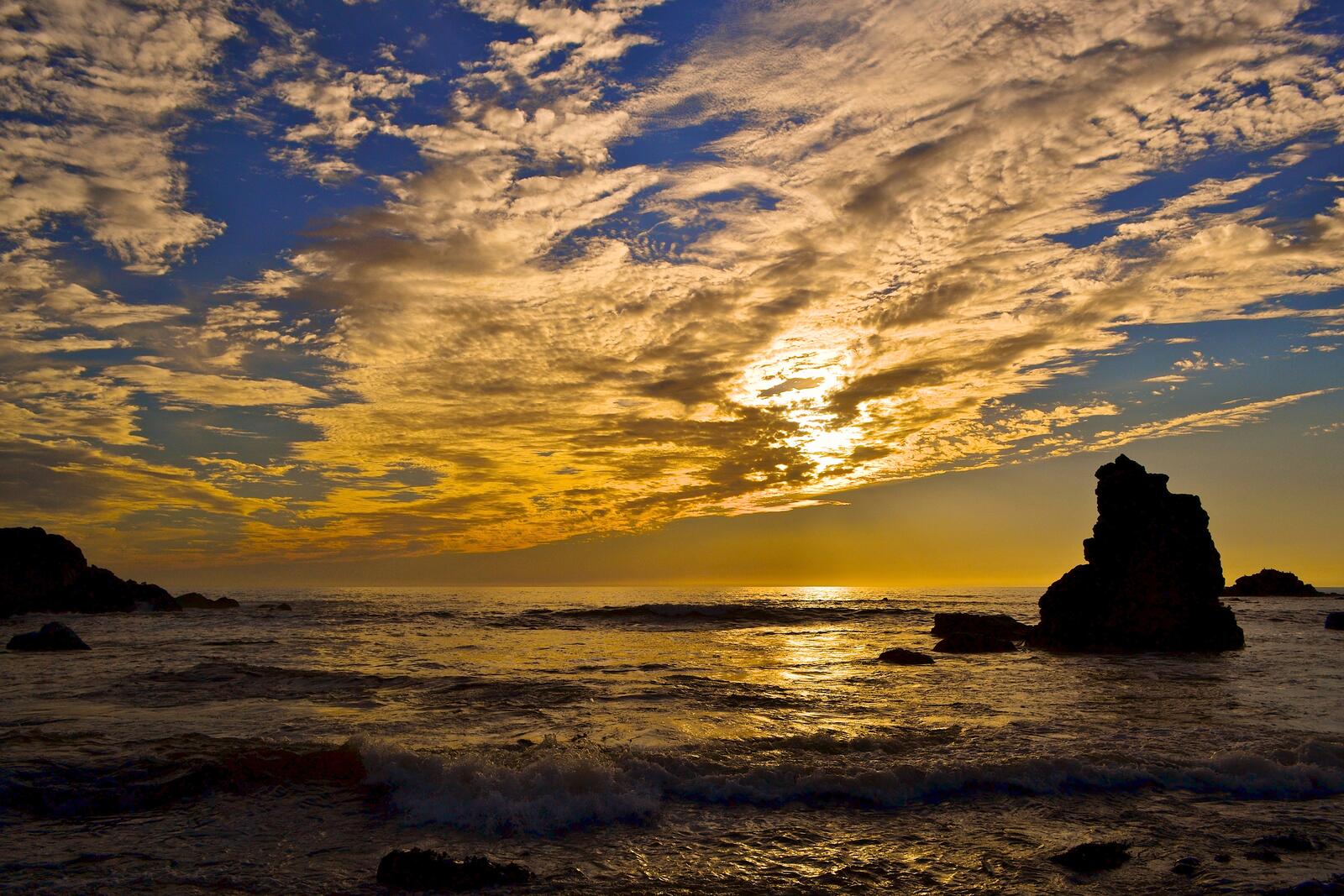 Бесплатное фото Морское солнце светит через облака