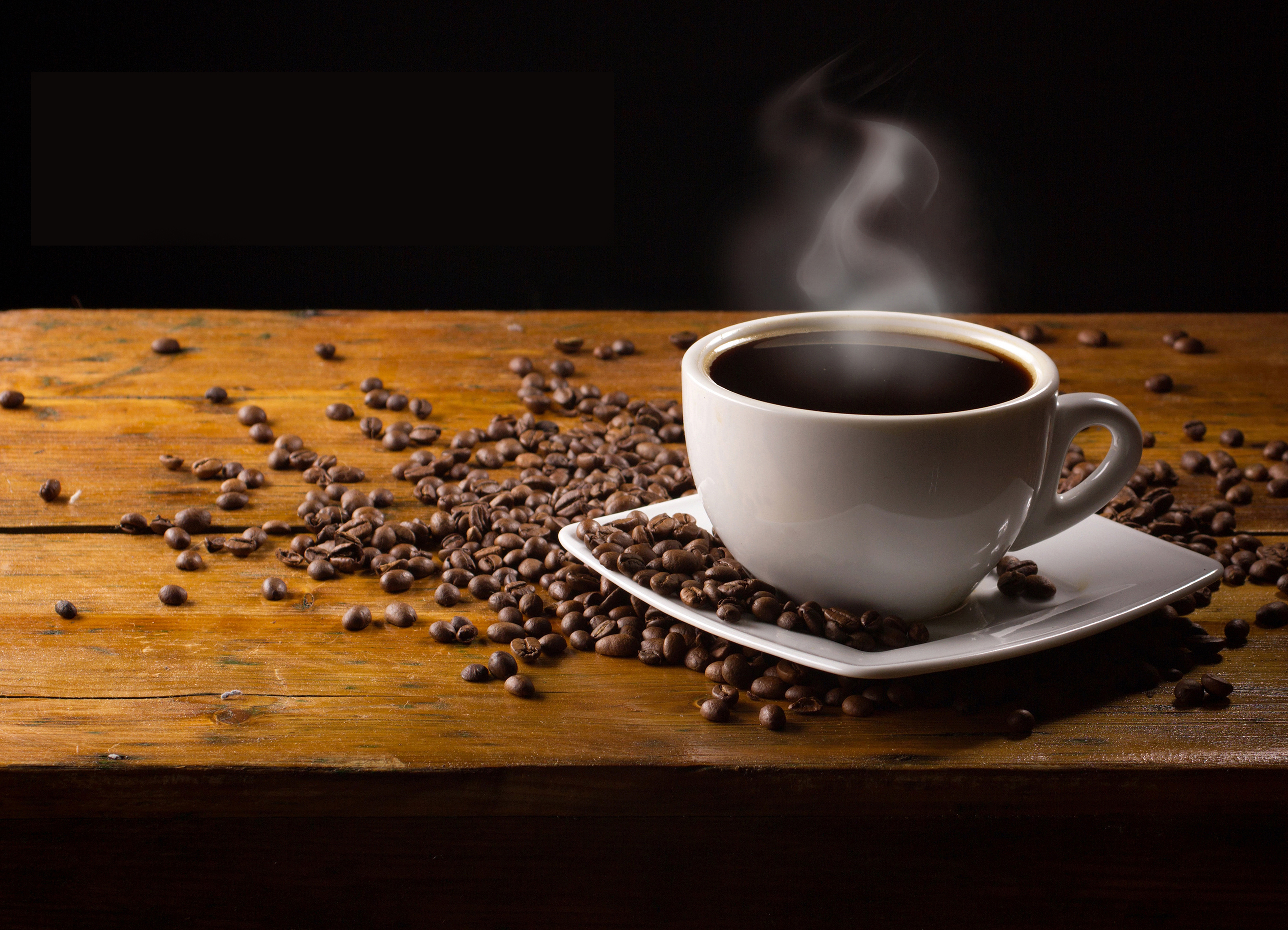 Бесплатное фото Кофе на черном фоне