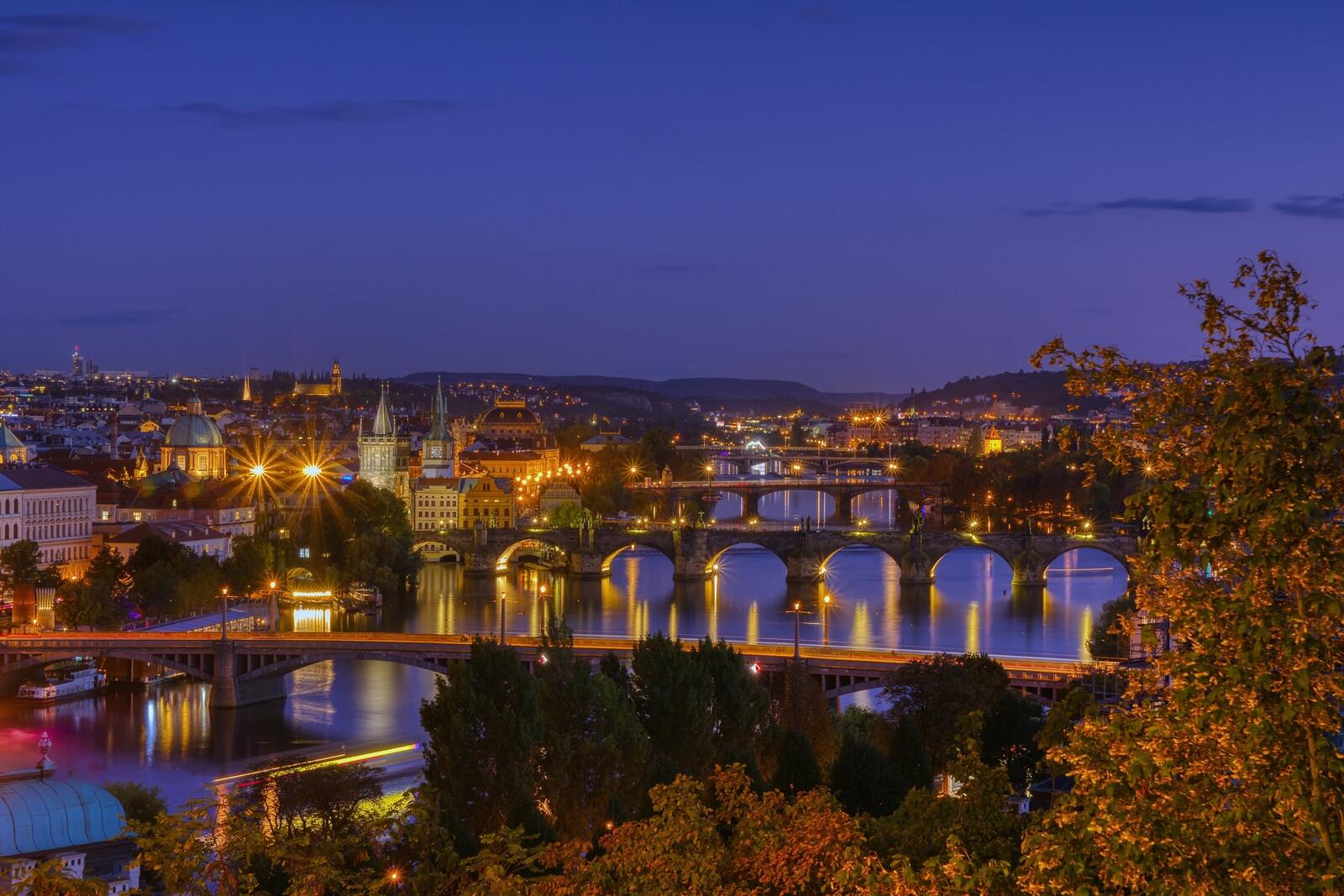 Обои Charles bridge Karluv most and Lesser town tower Prague in autumn at sunrise на рабочий стол
