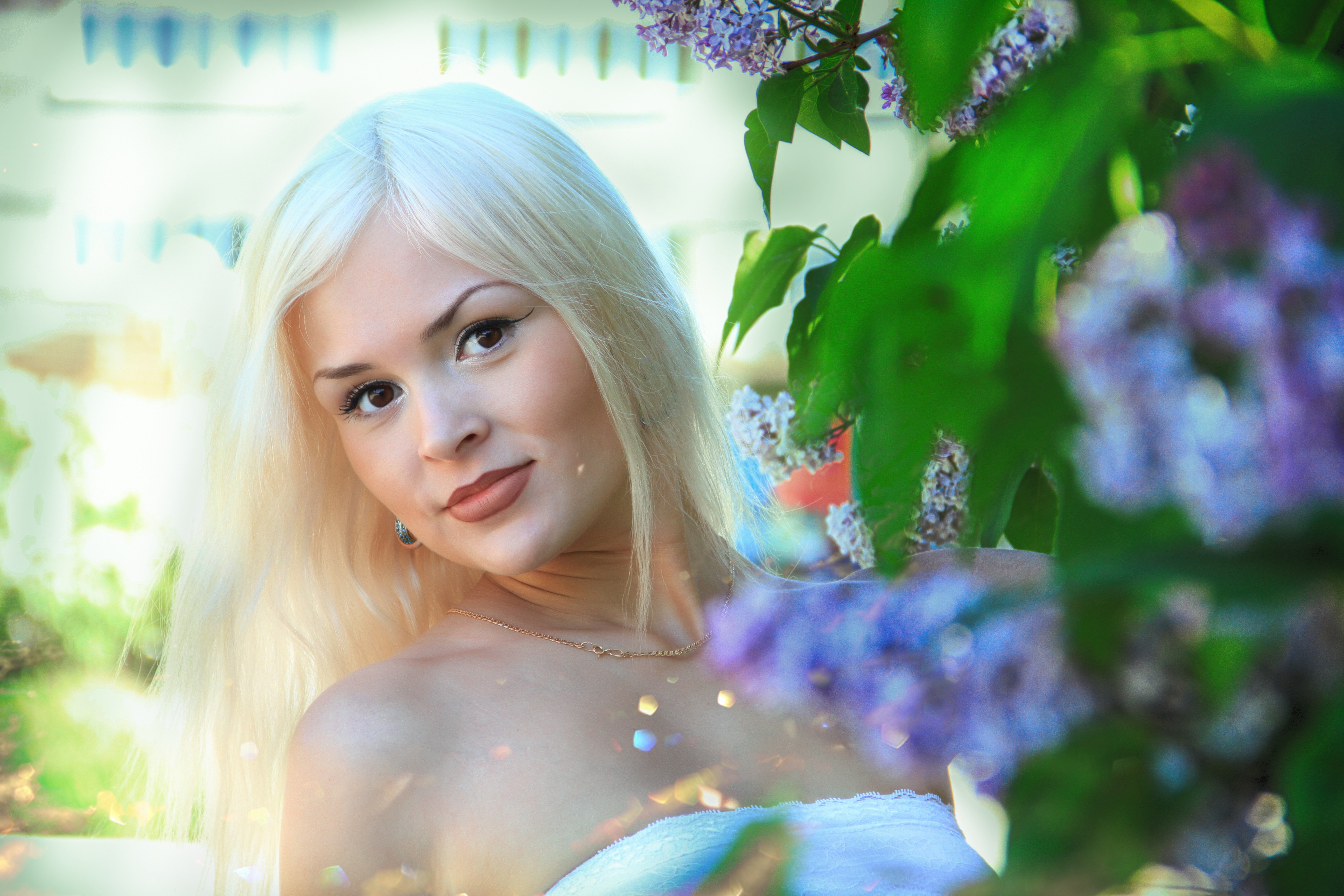 Blonde in the green · free photo